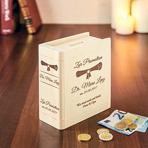 Spardose Buch aus Holz – mit Gravur zur Promotion – Personalisiert mit Namen und Datum – Motiv Urkunde – Sparbüchse aus Birkenholz als Geschenk zum Doktortitel – Sparschwein als Abschlussgeschenk - 2
