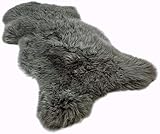 schaffell grau lockig Größe: diagonal gemessen ca. 100-110 cm, senkrecht gemessen ca. 90-100 cm gemessen wird bei Fellen immer auf der Fellseite - die senkrechte Meßmethode ist die in Deutschland übliche und gibt das Maß relativ exakt wieder