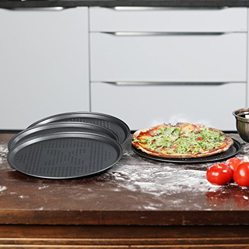 Relaxdays Pizzablech mit Perforation im Set runde Pizzabackbleche mit extra großem Durchmesser: ca. 29 cm Backbleche für Pizza und Flammkuchen Pizza Backset im 4er Set antihaftbeschichtet, anthrazit - 2