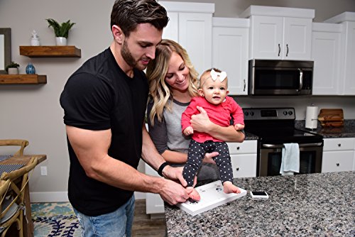 Hochwertiges Baby Handabdruck und Fußabdruck DIY-Set für Jungen und Mädchen mit schadstofffreier Farbe, kostbarem Bilderrahmen aus Holz und Acrylglas und Foto-Bereich – die ideale Baby Deko und das beste Babyparty Geschenk - 2