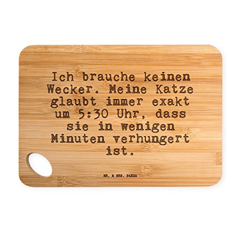 Mr. & Mrs. Panda Bambus - Schneidebrett mit Spruch "Ich brauche keinen Wecker. Meine Katze glaubt immer um genau 6 Uhr, dass sie in ein paar Minuten verhungert ist." - 100% handmade aus Bambus - Brett, Schneidebrett, Frühstücksbrett, Frühstück, Bambus, Küche, Natur, Holz, Gravur, Brettchen, massiv, robust, Spruch, Motiv Katzen, Hunde, Herrchen, Frauchen, Katze, Hund, Kater, Geschenk, Freundin, lustig, witzig, Partner, Liebe, Wecker Spruch Sprüche Lustig Spass Geschenk Geschenkidee Zitate