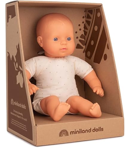 Miniland 31128 - Bambola Ispanica 21 Cm, Morbida E Profumata Alla Vaniglia, Corpo Articolato, Giocattolo Educativo Per Bambini Dai 18 Mesi