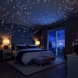 SIENTES QUE QUIERES ESTAR BAJO LAS ESTRELLAS, con este set de galaxia que brilla en la oscuridad, se obtiene la apariencia de una verdadero cielo nocturno. Se acabó el aspecto de plástico sintético. A la mañana se ve un cielo blanco y claro, los puntos se unifican con la pared, y en la oscuridad, la habitación se convierte en un cuarto estrellado y brillante.