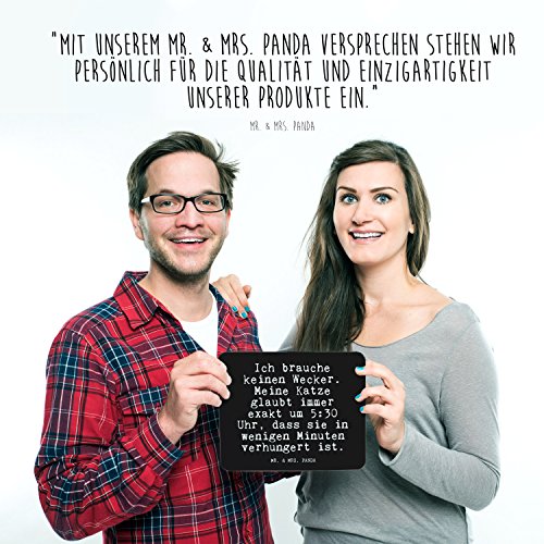 Mr. & Mrs. Panda Mauspad Druck Spruch „Ich brauche keinen Wecker. Meine Katze glaubt immer um genau 6 Uhr, dass sie in ein paar Minuten verhungert ist.“ – 100% handmade aus Naturkautschuk – Mouse Pad, Mousepad, Computer, PC, Männer, Mauspad, Maus, Geschenk, Druck, Schenken, Motiv, Arbeitszimmer, Arbeit, Büro Katzen, Hunde, Herrchen, Frauchen, Katze, Hund, Kater, Geschenk, Freundin, lustig, witzig, Partner, Liebe, Wecker Spruch Sprüche Lustig Spass Geschenk Geschenkidee Zitate - 5