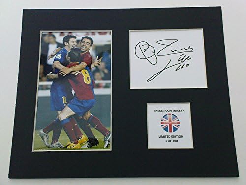 LIMITED EDITION LIONEL MESSI, XAVI AND INIESTA SIGNED DISPLAY PRINTED AUTOGRAPH FOOTBALL AUTOGRAPH AUTOGRAF AUTOGRAM SIGNIERT SIGNATURE MOUNT FRAME
