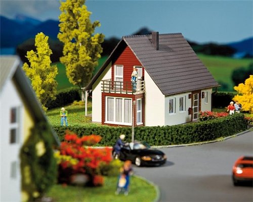 Preisvergleich Produktbild 193318 - Faller H0 - Fertigmodell - Einfamilienhaus, weinrot