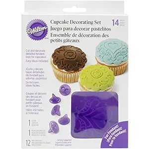 Wilton 2104-0057 14-Piece Cupcake Decorating Set Hearts