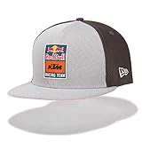 EL kit de Red Bull KTM Factory Racing ropa deportiva & clothing incluye varios artículos como gorra, Sudadera con capucha, Camiseta, tank tops, Chaqueta y Llaveros para todos off-road & racetrack motorcycle fans.