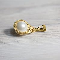 Klassischer Perlen-Anhänger aus echter weißer Muschelkern-Perle 1,2 cm und vergoldetem Wirewrap-Draht / besonders festlich und elegant für besondere Gelegenheiten / Braut-Schmuck / Hochzeits-Schmuck