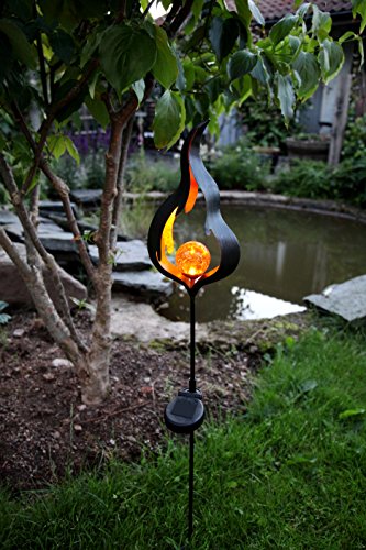 Dekorative hochwertige XL – LED SOLAR Gartenstab / Wegeleuchte / Gartenleuchte / Pathlight aus einem schwarzen Metallstab und einer dekorativen beleuchteten Acryl-Kugel mit 1 amber LED – Größe ca. 85 cm x 16 cm – mit 1 AMBER LED – mit integriertem SOLARPANEL – bereits inklusive : AKKU – Solar – Panel – Solar Energy – inklusive Erdspieß – für den Außen – Bereich geeignet – OUTDOOR – zur Auswahl stehen Mond oder Flamme – aus dem KAMACA – SHOP (FLAMME) - 2
