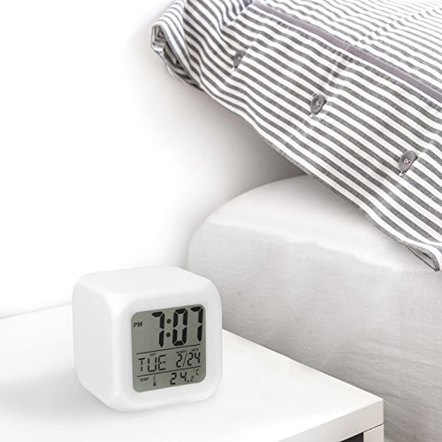 Jago Würfelwecker mit 8 Weckmelodien und elektronischem LED-Farbenspiel mit Snooze-Funktion und Temperaturanzeige in Grad, Celsius und Fahrenheit inkl. 12- und 24-Stunden-Anzeige - 6