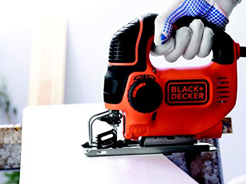 Black+Decker 620W Elektronik-Pendelhubstichsäge, Pendelhubsäge, max. 90mm Schnitttiefe (bei Holz), Hublänge 19mm, Holzsägeblatt, Geradschnittsägeblatt, Softgriff, 2m Kabel, inkl. Koffer, KS901PEK - 2
