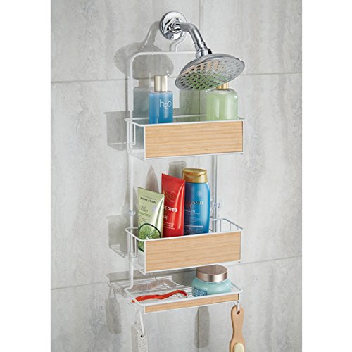 mDesign Hängeregal für die Dusche – Duschregal ohne Bohren – einfach einhängen – Duschkorb mit Ablagen und Haken für Shampoo, Conditioner, Seife etc. – weiß/helles Holz - 2