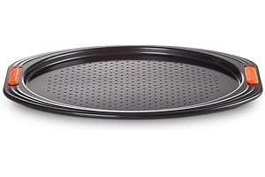 Le Creuset Teglia per Pizza Antiaderente, Diameter 33 cm, Fori di Aerazione, Resistente alle Sostanze Acide, Finitura in Acciaio al Carbonio, Antracite,Arancio, 94102713000000