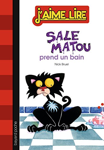 Sale matou prend un bain
