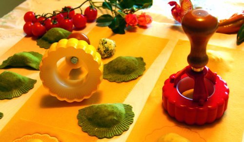 Spring loaded ravioli stamp - Daisy shaped, 90 mm Cod. 990275 by Tagliapasta.com