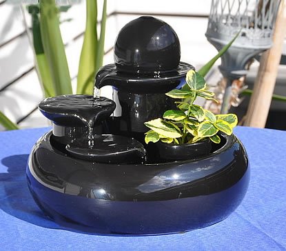 Zimmerbrunnen Trentino schwarz aus Keramik von Seliger