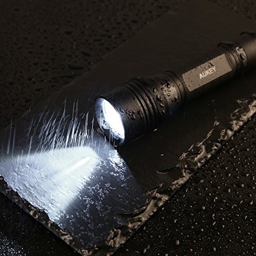 AUKEY Taschenlampe mit einstellbarem Fokus, Weiß und UV Licht Modi, Wasserdicht, 18650 wiederaufladbare Batterie Outdoor Taschenlampen für Camping(Schwarz LT-SET8) - 4