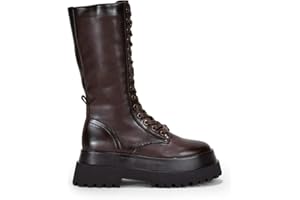 BOSANOVA Botas militares altas con suela track y cordones. Cierre con cremallera interior.