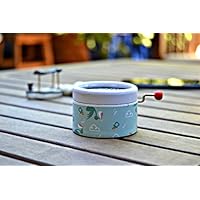 SPIELUHR FÜR EIN BABY, GESCHMÜCKT MIT STÖRCHEN UND SCHNULLERN, MIT DEM WIEGENLIED VON BRAHMS