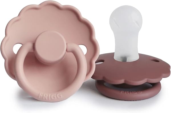 FRIGG Daisy Chupete 2-Pack | Chupete de silicona | Sin BPA | Fabricado en Dinamarca | Tetina simétrica tipo cereza | (Cream/Blush, Talla 1 (0-6 Meses)) - 1