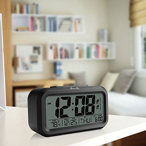 DreamSky Digitalwecker „Dual Alarm“, zwei Weckzeiten, laut, ansteigender Weckton, sensorgesteuerte Nachtlichtfunktion, Schlummerfuntion, Uhrzeit, Datum und Temperaturanzeige, vier Alarmmodi, großes LCD Display, Batteriebetrieb, Schwarz - 7