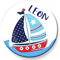 Polarkind Button Namenschild Anstecker Segelboot mit Wunschname und Wunschgröße handmade 38mm oder 59mm Kindergeburtstag Mitbringsel Jungen