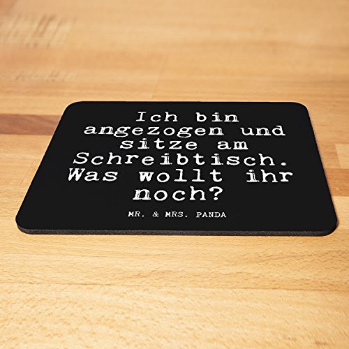 Mr. & Mrs. Panda Mauspad Druck Spruch „Ich bin angezogen und sitze am Schreibtisch. Was wollt ihr noch? “ – 100% handmade aus Naturkautschuk – Mouse Pad, Mousepad, Computer, PC, Männer, Mauspad, Maus, Geschenk, Druck, Schenken, Motiv, Arbeitszimmer, Arbeit, Büro Büro, Kollegen, Chef, Chefin, Kollegin, Kollege, Arbeitskollege, Arbeit, Schreibtisch, Firmenfeier, Geschenk Spruch Sprüche Lustig Spass Geschenk Geschenkidee Zitate - 3