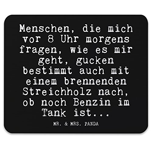 Mr. & Mrs. Panda Mauspad Druck Spruch "Menschen, die mich vor 8 Uhr morgens fragen, wie es mir geht, gucken bestimmt auch mit einem brennenden Streichholz nach, ob noch Benzin im Tank ist..." - 100% handmade aus Naturkautschuk - Mouse Pad, Mousepad, Computer, PC, Männer, Mauspad, Maus, Geschenk, Druck, Schenken, Motiv, Arbeitszimmer, Arbeit, Büro Morgenmuffel, Frühaufsteher, Büro, Büroalltag, Chef, Chefin, Kollege, Kollegin, Kollegen, Arbeitskollege Spruch Sprüche Lustig Spass Geschenk Gesc