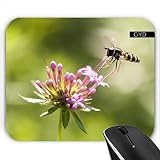 Hergestellt in Frankreich Mousepad - Biene Fliegt Auf Einer Blume by UtArt