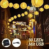 ☀【Solarstromversorgung】---Die Lichterkette mit Laternen arbeitet mittels Sonnenkollektoren, starke, polykristalline Silizium-Solarzellen, Umwandlungsrate von bis zu 20%, der Lichtsensor schaltet sich bei Sonnenaufgang automatisch ein und bei Sonnenuntergang automatisch aus. Die Lichter leuchten 8-10 Stunden nach Einbruch der Dunkelheit, wenn sie tagsüber voll aufgeladen wurden.