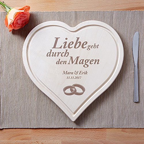 Schneidebrett Herz zur Hochzeit mit Gravur “ Liebe geht durch den Magen “ – Motiv Ringe – Personalisiert mit Namen und Datum – Küchenbrett aus 1,5 cm dicken Ahorn Holz mit Saftrille – 30 cm x 30 cm - 4