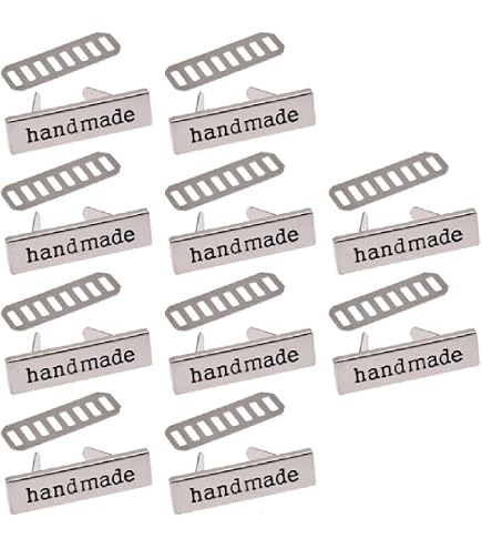 SUPERFINDINGS 16PCS Etiquettes dorées faites à la main 1.2x4cm Etiquettes en métal faites à la main Etiquettes de sac à main en métal Etiquettes pour les accessoires de couture et de bricolage