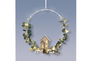 ‎SPETEBO Spetebo LED Dekoring mit Holzhaus - 30 cm - Aufhänger mit 20 LED beleuchtet - Weihnachten Winter Deko Hänge Metall Ring mit Kunstblumen