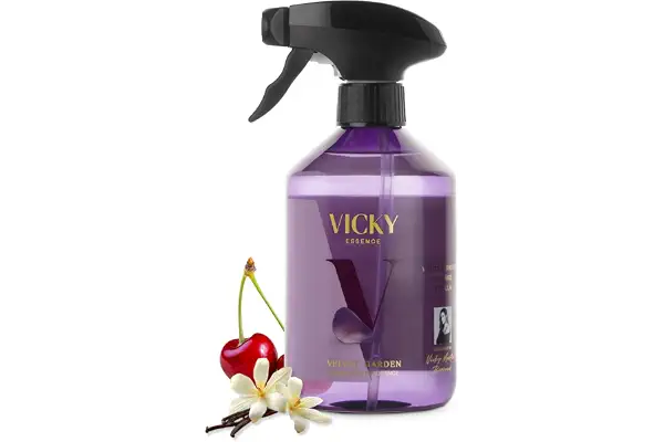 VICKY ESSENCE HOME SPRAY Ambientador de Hogar Velvet Garden – Home Spray Perfumado con Flores Blancas, Cereza y Vainilla – Aroma Romántico y Acogedor – 500 ml