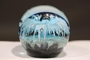 Pfronten Traumkugel (226) - Briefbeschwerer mittel ca. 7cm : Motiv türkisfarbene Blume über schwarzen Grund - Handarbeit