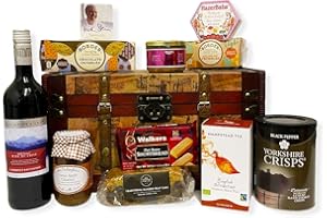FINE FOOD STORE Red Wine & Gourmet Treats Vintage Style Chest Hamper with 750ml Las Montanas Red Wine (11 Items) - Gift Ideas for Valentines, Mother's Day, Business, Birthday and Corporate, Dad, Fathers Day, him, her
