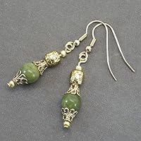 Thurcolas Ohrringe in natürliche Jade Perlen und filigrane perlenkappen in antike Goldfarbe