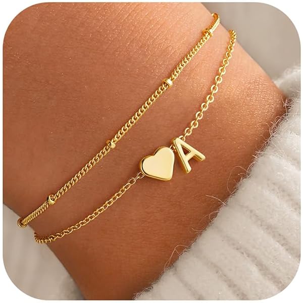 THIS OR THAT 👀 Moederdag komt eraan! Deze letterhangers zijn het perfecte persoonlijke cadeau. ✨ Ga jij voor de 9 karaat of 14 karaat gouden letterhanger? Laat het weten in de comments
