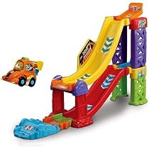 VTech Vroom Vroom Go - Maxi Caserma dei Pompieri Interattiva, Pista Macchinine con Ascensore e Rampa, Incluso 1 Veicolo, 4 Zone Magiche, Lingua Italiana, Batterie Incluse, 1-5 Anni
