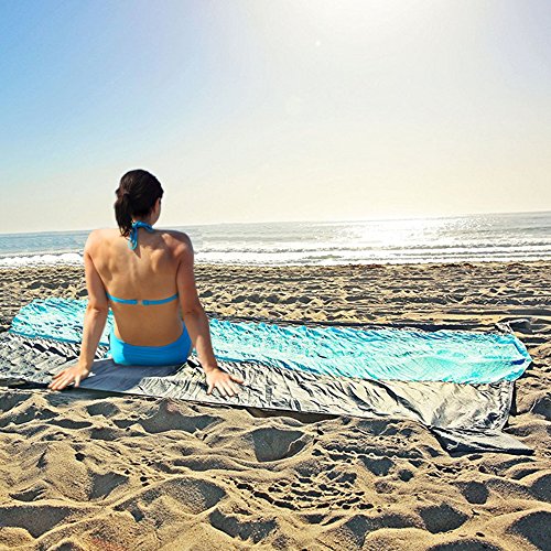 Stranddecke iRegro Picknickdecke Campingdecke, 9 x 7 Fuß, ultraleicht kompakt sandabweisend wasserdicht, aus schnell trocknendem Fallschirm-Nylon-Gewebe, mit Sandtaschen - 7