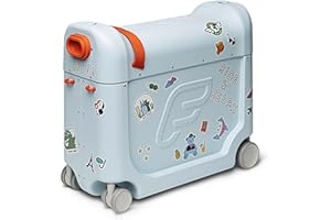 Stokke JetKids BedBox, Blue Sky - Valigia cavalcabile per bambini dai 2 ai 7 anni (fino a 35 kg) - Si trasforma in letto - Include materasso, adesivi decorativi e cinghia di trasporto regolabile