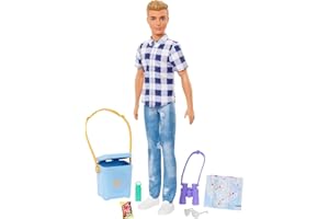 Barbie - Bambola Ken con maglietta, jeans, scarpe e accessori, Giocattolo per Bambini 3+ Anni, HHR66