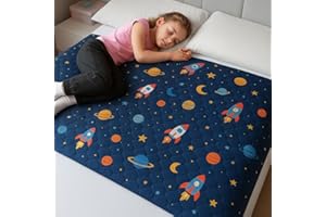 HYGGE SUPPLIES Hygge Sheets® - Tappetino per bagnare il vasino per bambini, 100% impermeabile, antiscivolo, per letti di dimensioni standard, lavabile, riutilizzabile, per materassi e lenzuola, spaziale