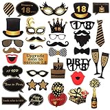 【 Más apoyos creativos】Viene con una variedad de accesorios de diseño creativo, como bigotes, labios, sombreros, lentes, fantasmas y otros diseñados especialmente para crear más personalidad para las fotos de la fiesta de cumpleaños.
