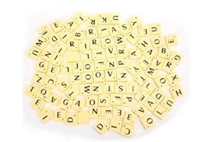 100 pièces tuiles de Scrabble, lettres majuscules A-Z bricolage faisant des sous-verres alphabet gâteau mur cadeau artisanat pendentifs décoration Scrabble jeu de mots croisés lettres de remplacement