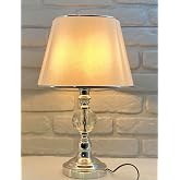 Decodelight Krom Ayaklı B&uuml;y&uuml;k Kristal Taşlı Krom Şeritli Beyaz Kumaş Şapkalı Abajur Masa Lambası