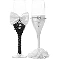 Paire De Flûtes à Champagne Remplies Sur La Table De Mariage, Mockup
