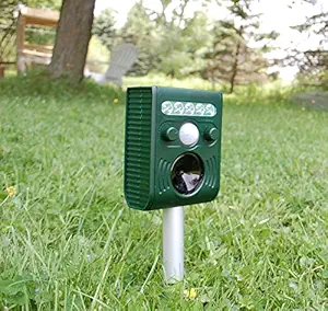 Iwisee Solar Waterproof Animal and Birds Repeller, Electronic Pest Control Repellent with Flashing LED Lights to Scare Away Most Types of Pests (Batteries Included)