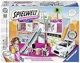 Inhalt: großes Einkaufszentrum mit Imbiss, Friseur, Boutique, Elektroshop, Café, Tiefgarage & Rolltreppe, 2 tiptoi Spielfiguren, Revell Junior Kit Cabrio mit Schraubenzieher, Möbel, Geld- & Warenchips